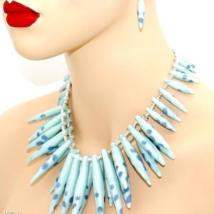 Collana corta, elaborata collana importante con orecchini a bottone abbinati, incastonata in blu-verde e argento, realizzata a mano in tonalità pioggia estiva, polimero