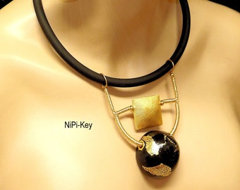 Sieradenset goud zwart extravagant glinsterende korte ketting lange lichte oorknopjes polymeerklei MAKEDA