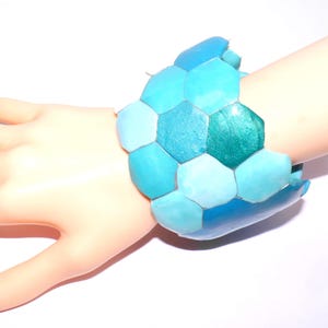 Wide and opulent slip-on bangle in turquoise, white, and silver. Handmade, unique piece, OCTAGONA, made of polymer clay and hand-painted.