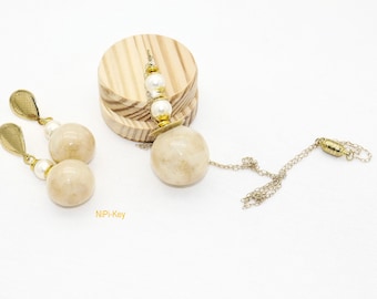Fijne halflange ketting met goud glinsterende semi-transparante hanger oorknopjes set beige goud handgemaakt uniek polymeer LITTLEBOWL