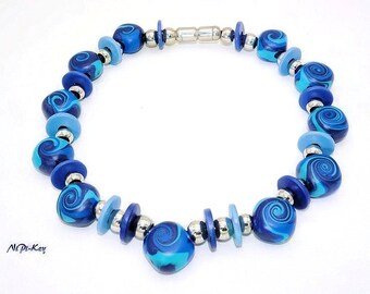 Halskette kurz in leuchtenden türkis blau silber Handarbeit Unikat BLUESWIRL aus Polymer Clay, Einzelstück