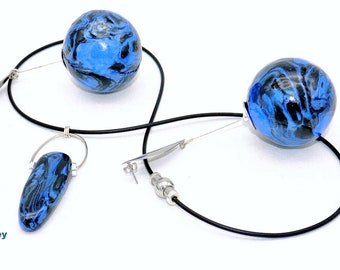 Halskette glänzend mittellang Ohrstecker blau schwarz silber Handarbeit Unikat riesige Hängeohrringe Polymer Clay BIGBLUE