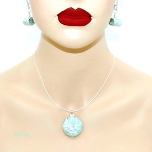 Ensemble collier court et boucles d'oreilles scintillantes, vert et argent avec cristaux Swarovski, pièce unique faite main par MUGGI en pâte polymère