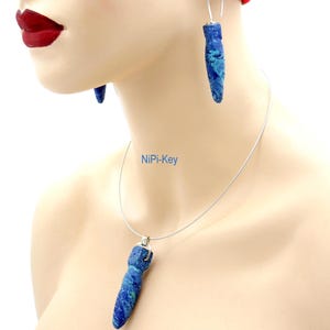 Colar curto com pingente, brincos combinando, conjunto em tons de azul, cobre e prata, peça única feita à mão, estilo URZEIT, confeccionada em argila polimérica.