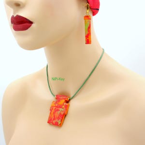 Collier en or orange-vert éclatant, chaîne demi-longueur avec pendentif, cordon en cuir, boucles d'oreilles assorties, pièce unique faite main, pâte polymère, BURNINA