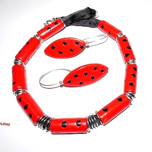 Kette kurz Seidenband gefüllt rot schwarz silber Ohrringe Set bezaubernd Handarbeit Unikat KAEFERCHEN aus Polymer Clay, Fimo Bild 1