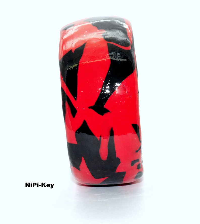 Armreif breiter Armreif rot schwarz HEISSERFEGER aus Polymer Clay. Bild 3