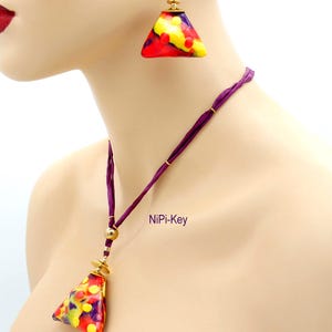Collier mi-long aux couleurs vives, pendentif coloré, boucles d'oreilles assorties, fait main, pièce unique, motif lilas en pâte polymère