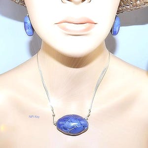 Ensemble collier demi-longueur, pendentif, boucles d'oreilles scintillantes bleues et argentées, pièce unique faite main BLUESTONE en pâte polymère, Fimo.