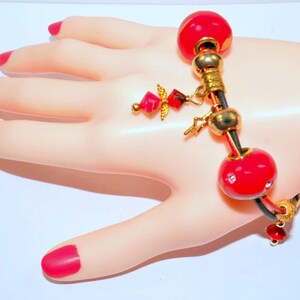 Schönes kleines Modularmband mit glitzernden Swarovski Steinchen rot gold schwarz Handarbeit Unikat MODISCH aus Polymerton