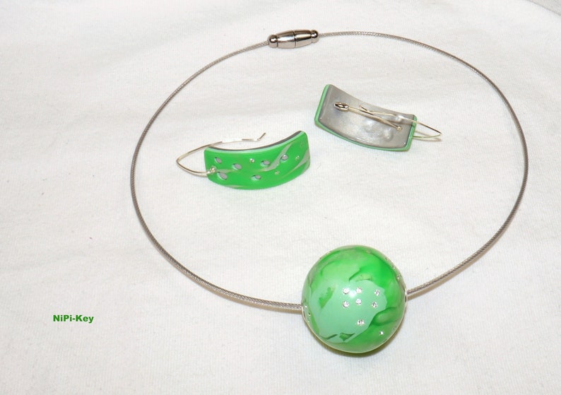 Kette Choker Halsreif glitzernde Swarovski Steinchen kurze Halskette Ohrringe Set grün silber Handarbeit GREENSHINY aus Polymer Clay, Fimo Bild 3