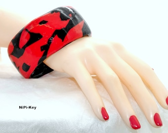 Bangle wide bangle red black HEISSERFEGER made of polymer clay.