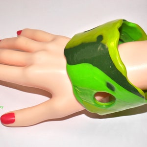 Armreif schimmernder großer Armreif grün zum Überstreifen Handarbeit Unikat ZAUBERIN aus Polymer Clay ,Fimo Bild 1