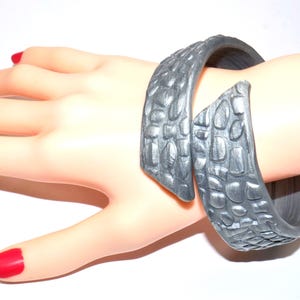 Shimmering silver bangle, unique handmade piece, slip-on style, made of polymer clay/Fimo