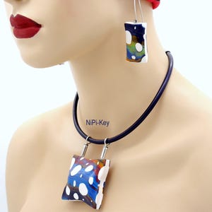 Collier court, pendentif unique et coloré en argent sur un cordon en cuir, boucles d'oreilles assorties, coussin Babbel fait main, pièce unique en pâte polymère
