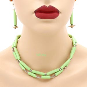 Korte dubbele ketting, bijpassende oorbellen, lichtgroen en zilver, handgemaakt uniek stuk met armband in zachtgroen van polymeerklei.
