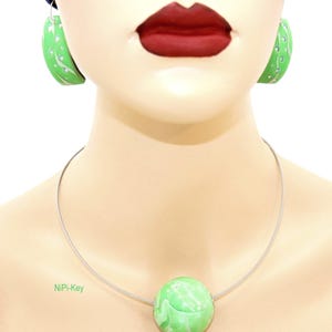 Halskette Halsreif mit Kugel glitzernde Swarovski Steinchen kurz passende Ohrringe Set grün silber Handarbeit GREENSHINY aus Polymerton