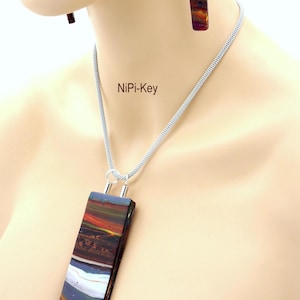Naszyjnik do połowy długości z zawieszką, efektowny wygląd, w kolorze brązowym, wielokolorowe srebro, pasujące kolczyki. STADTAMFLUSS wykonany z gliny polimerowej, unikatowy, ręcznie robiony wyrób.