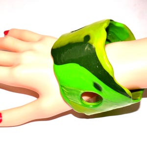 Shimmering large green slip-on bangle, handmade, unique piece, "Witch" made of polymer clay (Fimo).