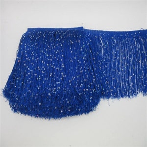 Puede incluir: Borde de flecos azul real con lentejuelas plateadas. El fleco tiene aproximadamente 2,5 cm de largo.