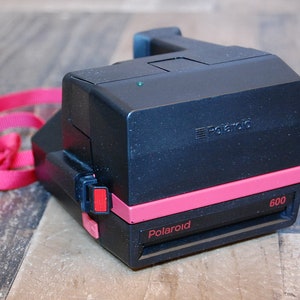 Appareil Photo Vintage Polaroid 600 – Modèle D'occasion En état De Marche
