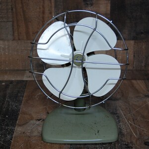 Vintage Superior Desk Fan, vintage green color, works well, great display. FREE SHIPPING
