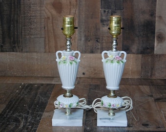 Vintage Hand Painted Pair of Porcelian Lamps, accent lamps, vintage table lamps, vintage night stand lamps, great condition, work well