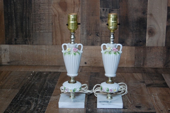Vintage Hand Painted Pair of Porcelian Lamps, accent lamps, vintage table lamps, vintage night stand lamps, great condition, work well
