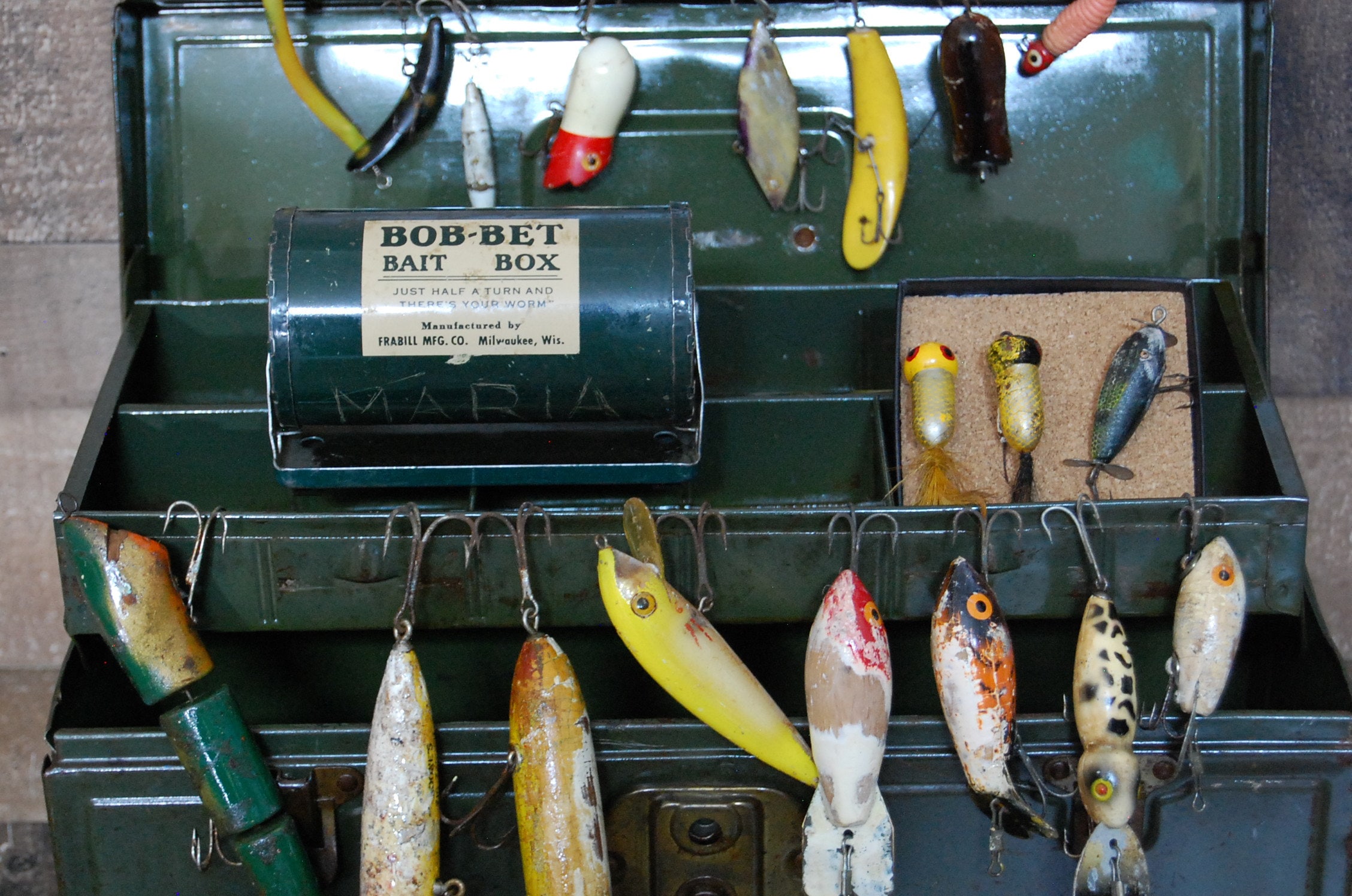 Vintage Green Metal Fishing Tackle Box Filled With Vintage Fishing Lures,  Fred Arborcast, Heddon, Garrett, Vintage Wood Lures With Glass Eye -   Canada