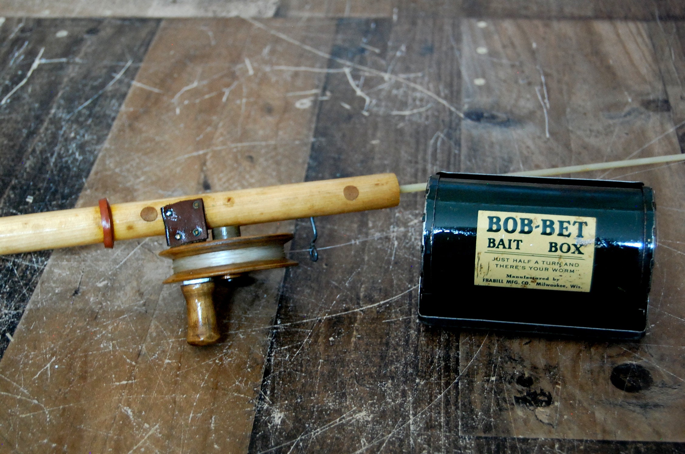 BOB-BET Bait Box - Vintage Fishing Worm Holder - Made in U.S.A. A33