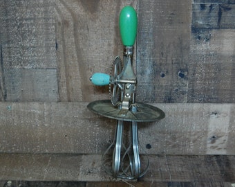 Vintage Egg Beater, cake batter, food mixer, 1930's hand operated egg beater, great condition, operates well, original paint, FREE SHIPPING