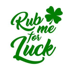 Peut inclure: Un trèfle vert avec le texte "Rub me for luck" en écriture cursive verte.