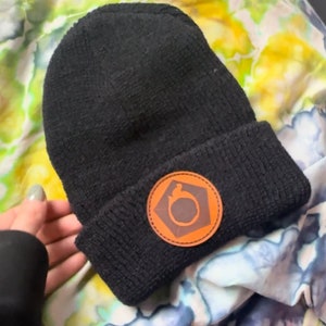 Gorro de lana de payasos crujientes: parche de cuero con forma de puño de mono y poi de fuego