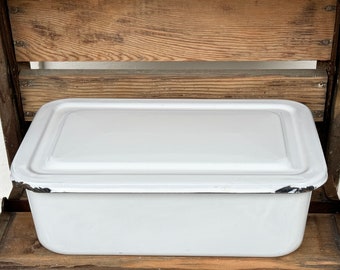 white enamelware fridge dish with lid ~ 12" enamelware box ~ white enamelware, black bottom rim ~ refrigerator box ~ farmhouse antiques