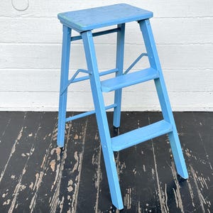 Holz Trittleiter ~ ungewöhnlicher blauer Holz Hocker / Tritthocker ~ Trittleiter ~ authentische getragene Holz Trittleiter in älterem blauen Farbton ~ vom Bauernhof