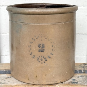 antique crock ~ 2 gallon crock with beautiful wreath design ~ salt glazed crock ~ antique stoneware crock ~ farmhouse antiques