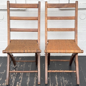 2 wood folding chairs with rattan seats ~ rare antique ladder back folding chairs ~ amazing pair of folding chairs ~ farmhouse antiques