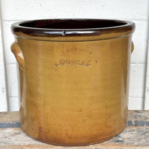 antiker Tontopf von J Fischer in NY ~ aus den Jahren 1878-1902 ~ Jacob Fischer aus Lyons, NY ~ 2 Gallonen Henkeltopf mit Patina und Griffen ~ vom Bauernhof