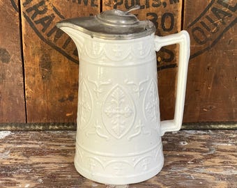 Chope anglaise des années 1800 avec couvercle Brittania ~ chope anglaise moulée en relief ~ Staffordshire du milieu des années 1800 ~ banalisé ~ antiquités de ferme anglaise