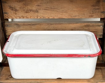 white enamelware fridge dish with lid ~ 12" enamelware box ~ white enamelware, red rims ~ refrigerator box ~ farmhouse antiques