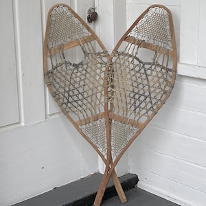 Schneeschuhe ~ 112 cm lange Schneeschuhe zum Hängen ~ Holzrahmen & Schnürung aus Rohleder ~ Vintage Schneeschuhe ~ Bauernhaus-Antiquitäten