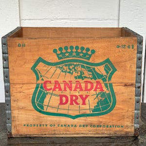 wood crate ~ 1967 canada dry crate ~ wooden pop crate ~ antique crate ~ wood soda crate ~ wood storage box ~ farmhouse antiques