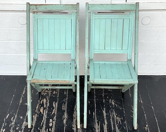 2 sillas plegables ~ sillas plegables de madera turquesa con pintura desgastada ~ sillas plegables de madera con roces y goteos de pintura ~ sillas plegables turquesa