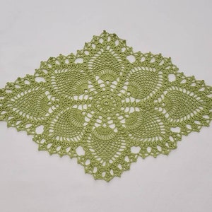 Crocheted vintage style oval pineapple doily Wasabi