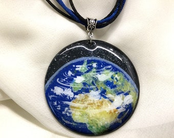 La terre vue de l'espace. Collier avec pendentif en bois peint à la main. Des paysages à porter. Pièce unique. Dessin original.