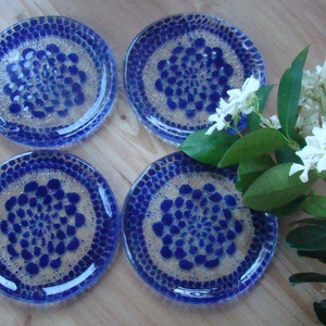 Quatre ensembles de pièce de dessous de verre bleu Cobalt jardin de fleurs, fusion de verres en verre, napperon Coasters