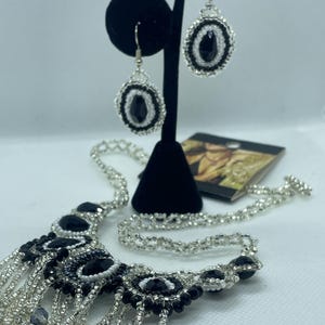 Conjunto Cleopatra krage y pendientes color plateado, negro y gris