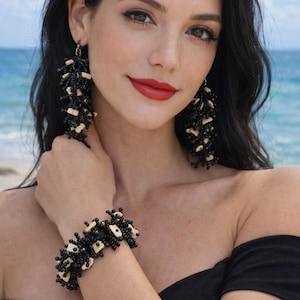 Conjunto pulsera y pendientes abalorios diseño de coral negro
