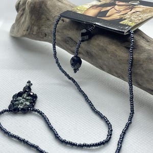 Conjunto krage y pendientes gris metálico
