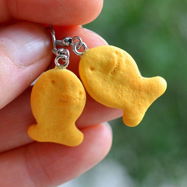 Boucles d'oreilles imitation de craquelins poissons au fromage faits de pâte polymère, création artisanale de bijou de nourriture miniature